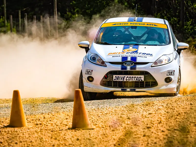 Voiture de rallye en action lors d’un stage de pilotage
