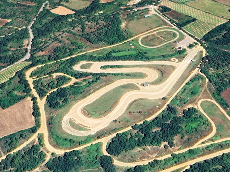 Vue aérienne du circuit de Monteils et de ses trois pistes en terre