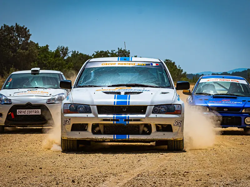Voiture de rallye Drive Control à l'attaque sur la piste terre