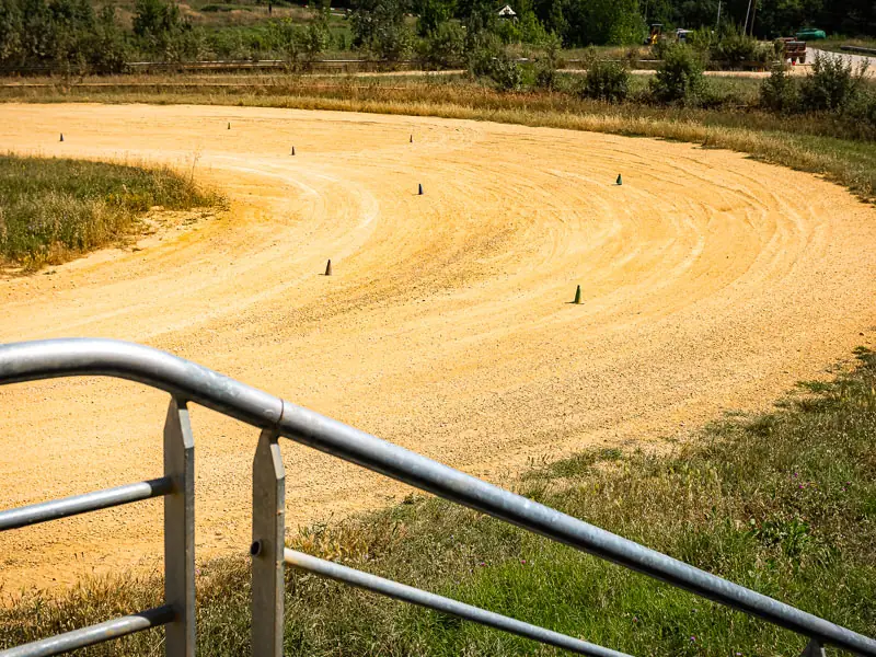 Rail de sécurité le long de la piste en terre compactée
